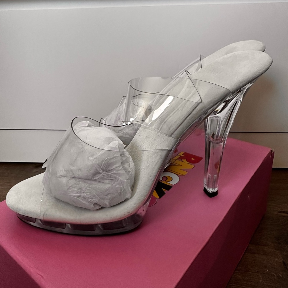 Women’s bikini body build competition heels